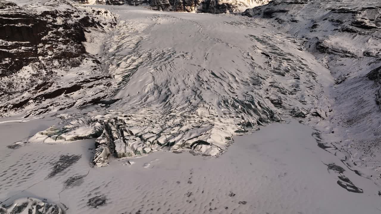 vista aérea del paisaje sobre el glaciar sólheimajökull derretimiento del hielo, cambio climático, islandia al anochecer