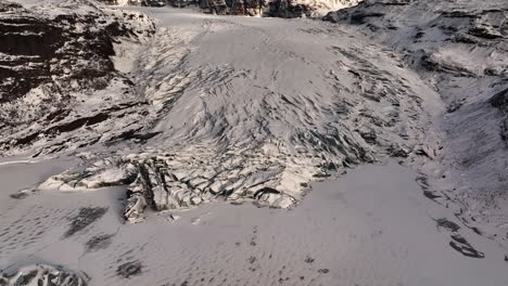 Vista-Aérea-Del-Paisaje-Sobre-El-Derretimiento-Del-Hielo-Del-Glaciar-Sólheimajökull,-El-Cambio-Climático,-Islandia-Al-Atardecer