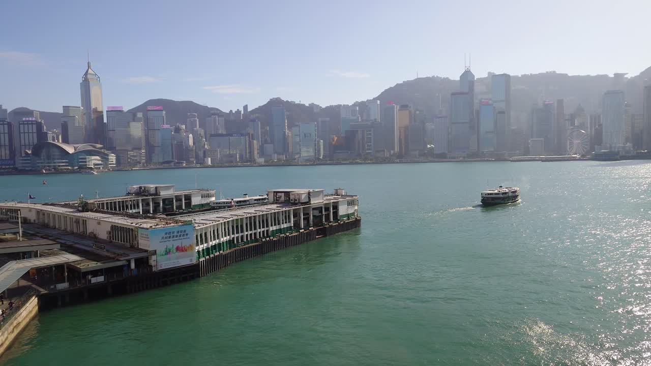 terminal de star ferry en el puerto de victoria con vistas a hong kong edificios modernos bajo un cielo gris y brumoso debido a la contaminación del aire, hong kong, china