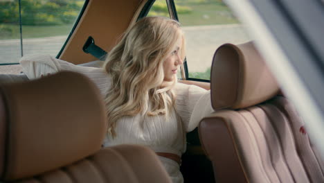 mujer en coche de época