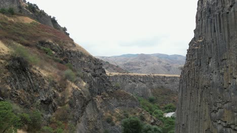 desde el aire: antiguas columnas de basalto volcánico forman el cañón de garni en armenia