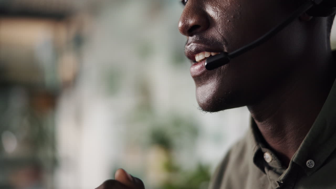 Rappresentante del servizio clienti che indossa un auricolare