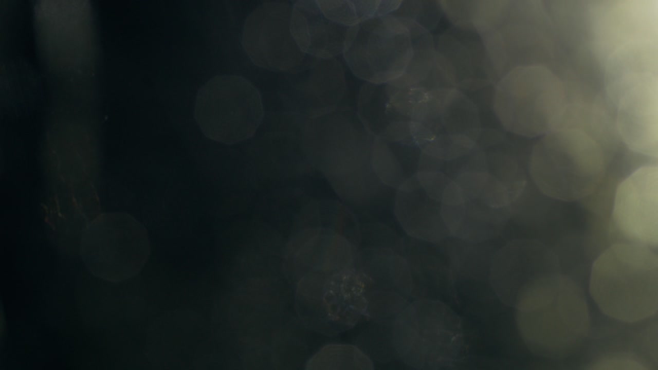 Luci bokeh astratte in movimento su sfondo scuro