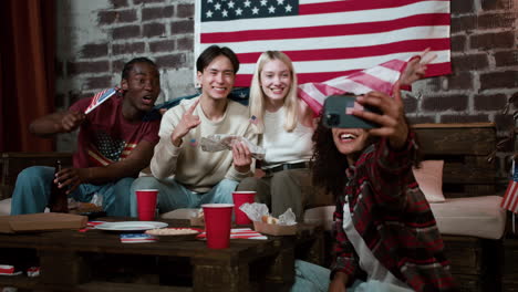 amigos celebrando el 4 de julio.