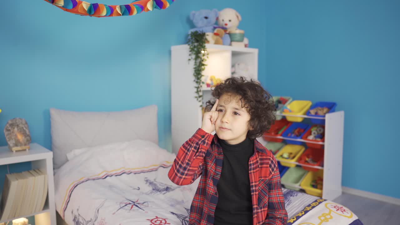 똑똑한 아이가 새로운 아이디어를 떠올립니다.