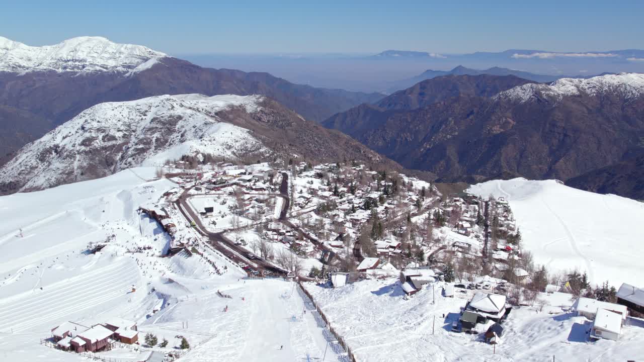산티아고 계곡을 향한 파렐로네스 마을의 공중 설치 샷