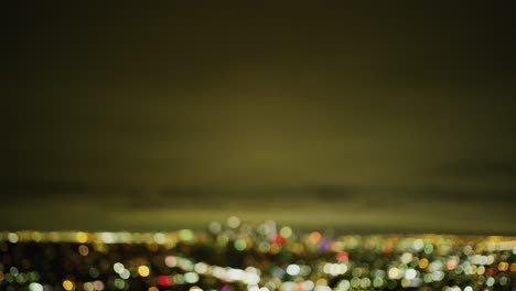 una toma fuera de foco del horizonte de los ángeles como se ve por la noche.