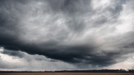 Oscuras-Nubes-Tormentosas-Sobre-Los-Campos