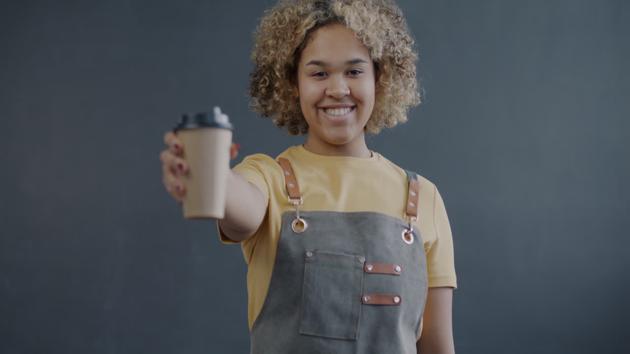 Barista che serve caffè