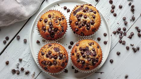 Draufsicht-Auf-Frisch-Gebackene-Chocolate-Chip-Muffins-Auf-Dem-Tisch