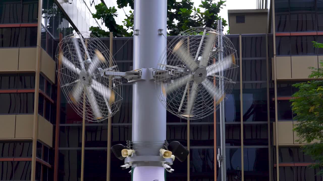 싱가포르 사무실 건물을 배경으로 한 야외 팬