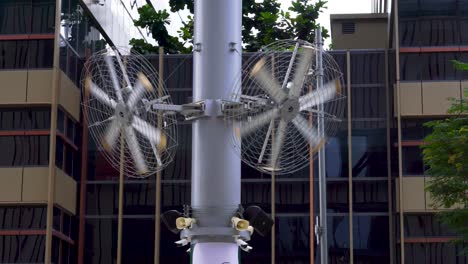 Outdoor-Fans-Gegen-Bürogebäude,-Singapur