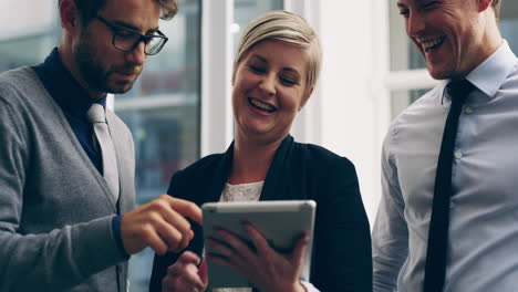 Gente-De-Negocios-Feliz,-Trabajo-En-Equipo-De-Tabletas