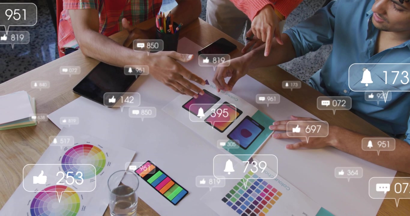 Team di design che tocca gli schermi dei telefoni e testa i colori, attivando contatori animati di icone di coinvolgimento