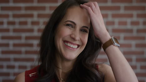retrato de una mujer madura feliz riendo corriendo con la mano a través del cabello disfrutando de un estilo de vida exitoso e independiente hermosa mujer caucásica que usa un reloj inteligente