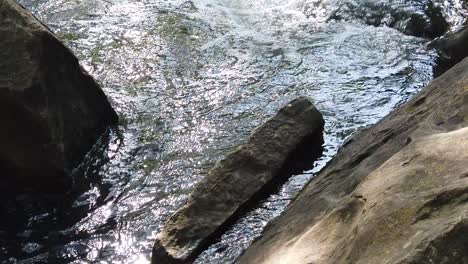 este es un video en cámara lenta del agua que fluye a través de stone creek en flower mount texas
