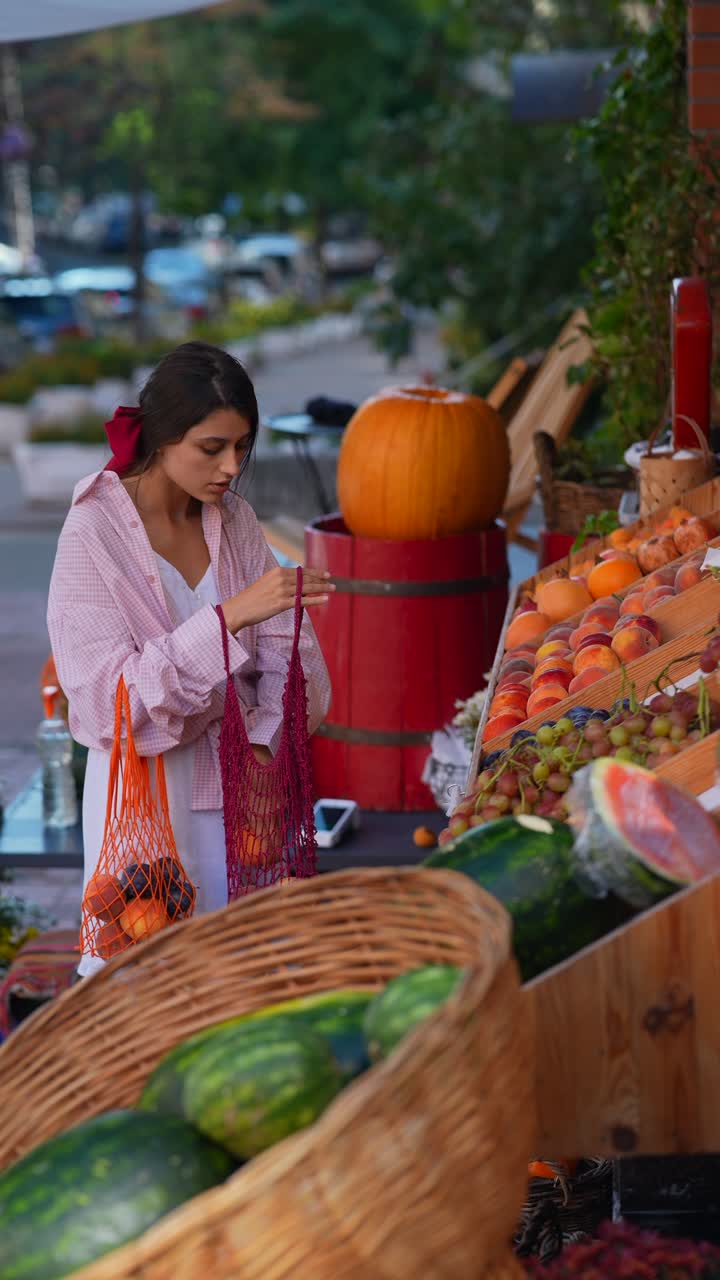 mujer comprando fruta fresca en un mercado