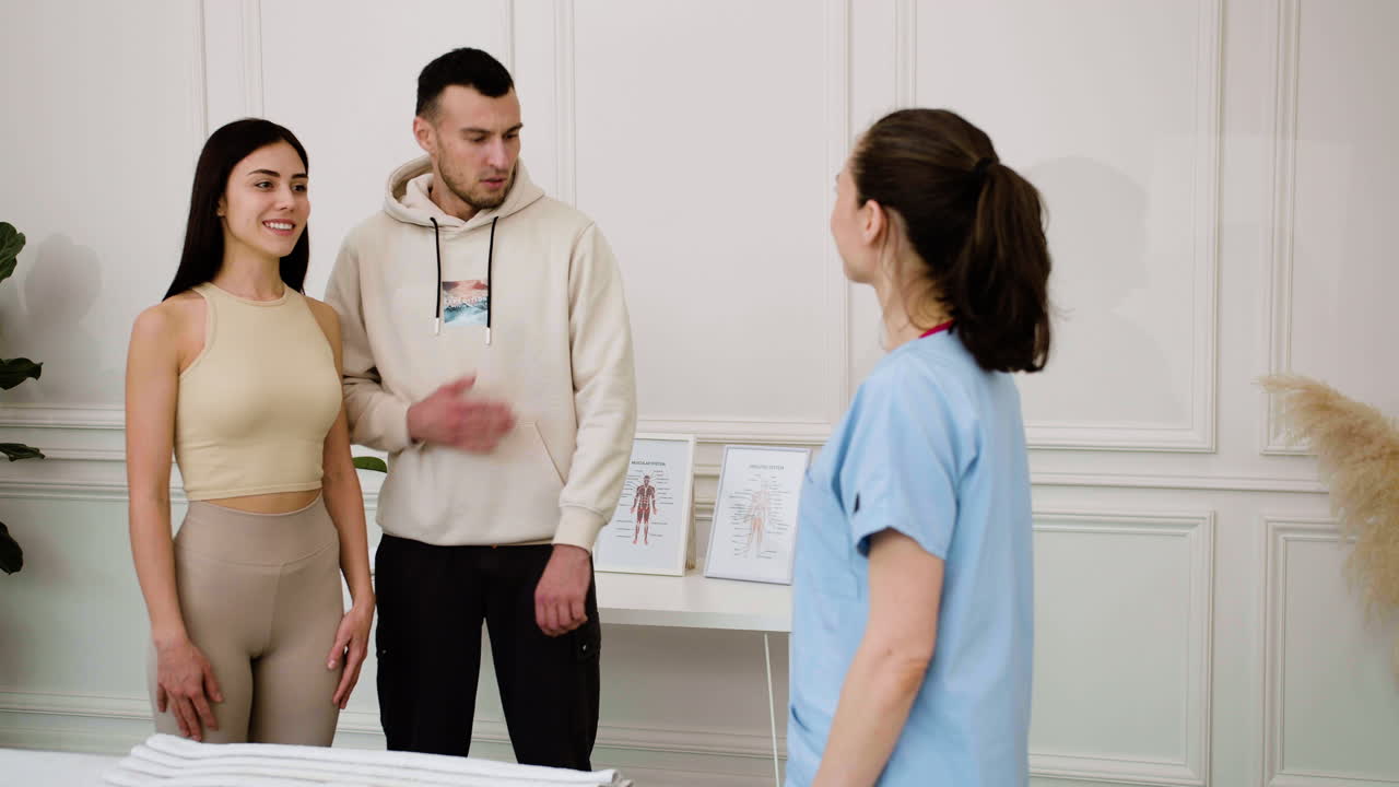 coppia in arrivo al centro massaggi