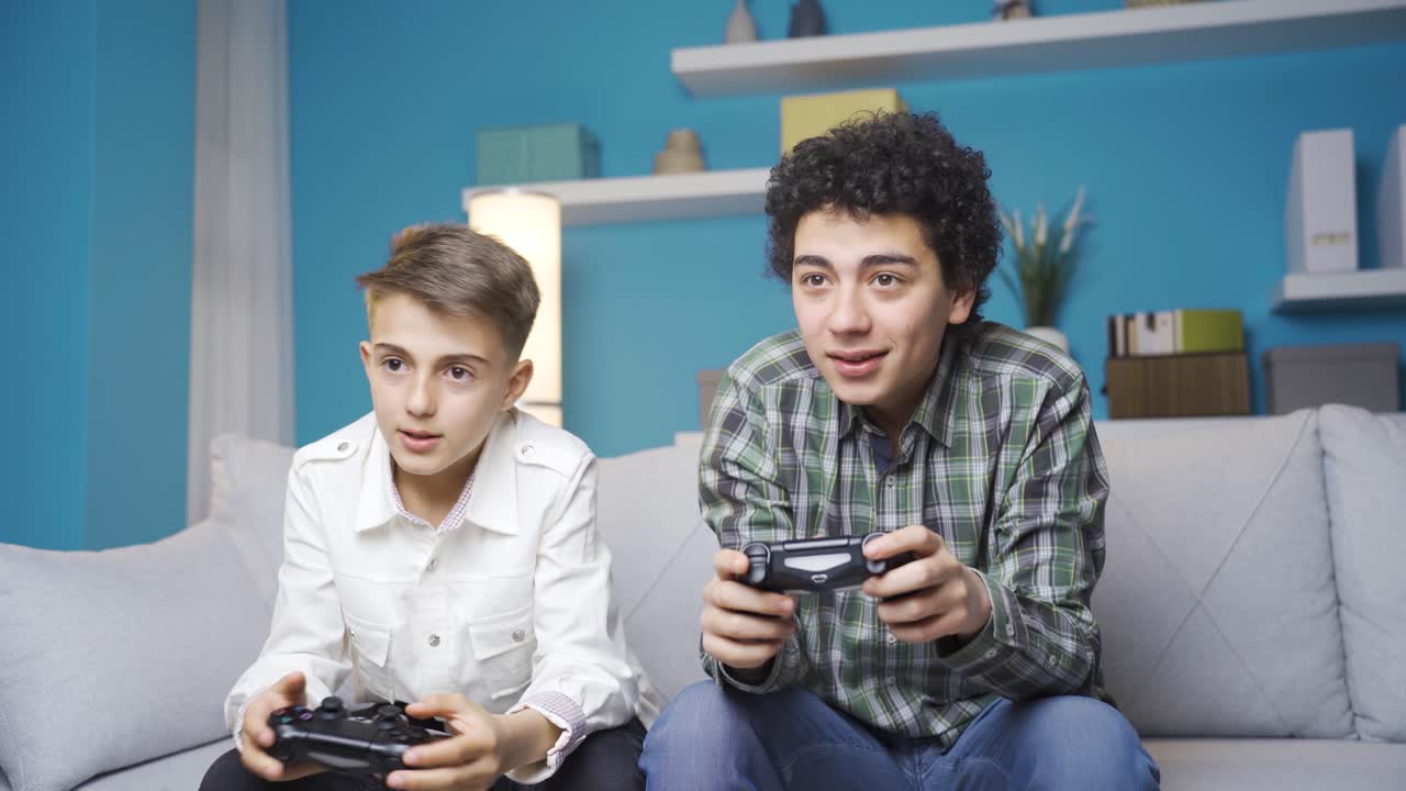 hermanos jugando a videojuegos.