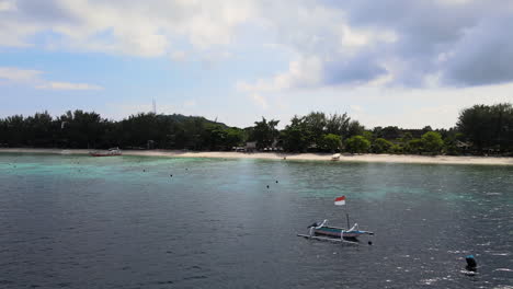 Boote-Am-Blauen-Wasser-Des-Strandes-Tagsüber-In-Bali,-Indonesien