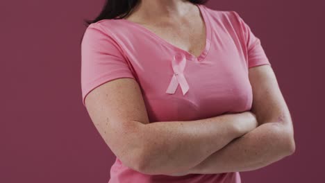 Frau-Mit-Verschränkten-Armen-Und-Rosa-Brustkrebs-Bewusstseinsband-Auf-Dem-T-Shirt
