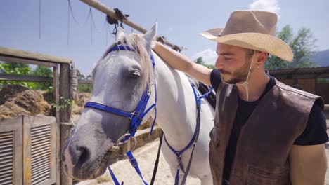 el hombre desciende, ama a su caballo y lo besa.