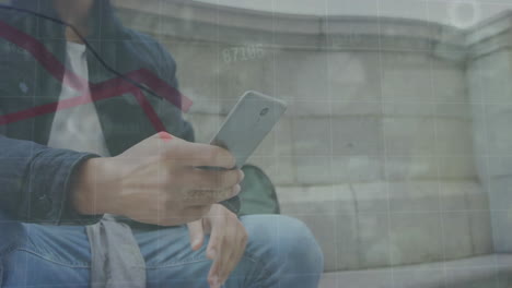 animación de procesamiento de datos y diagramas sobre hombre de negocios casual biracial usando teléfono inteligente