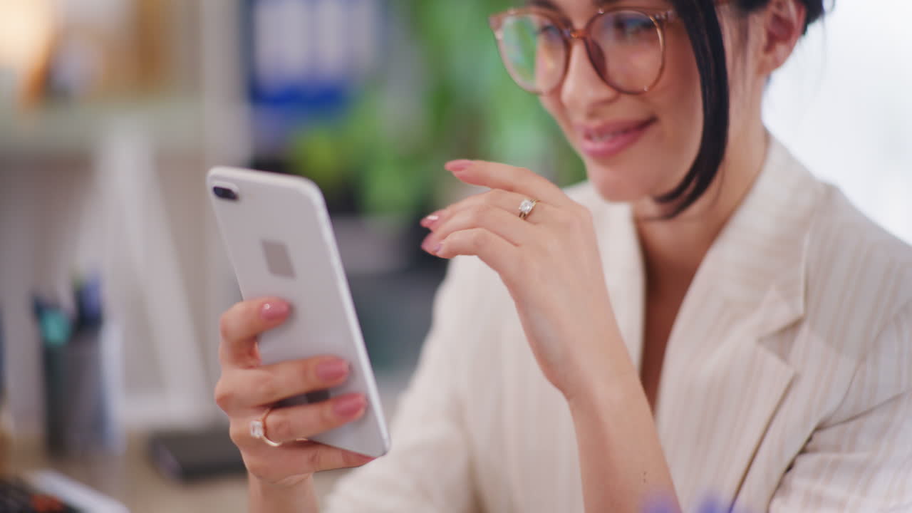 mujer de negocios feliz leyendo un mensaje de texto positivo