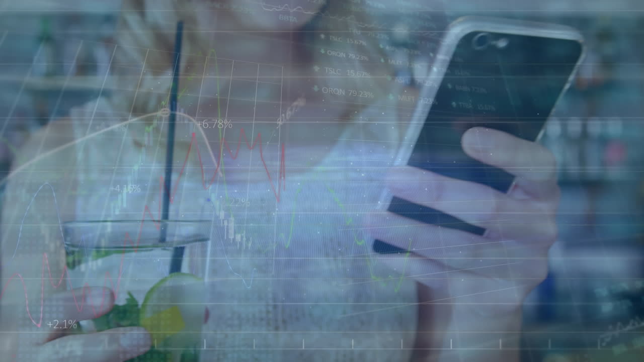 animación del procesamiento de datos financieros sobre una mujer caucásica que usa un teléfono inteligente