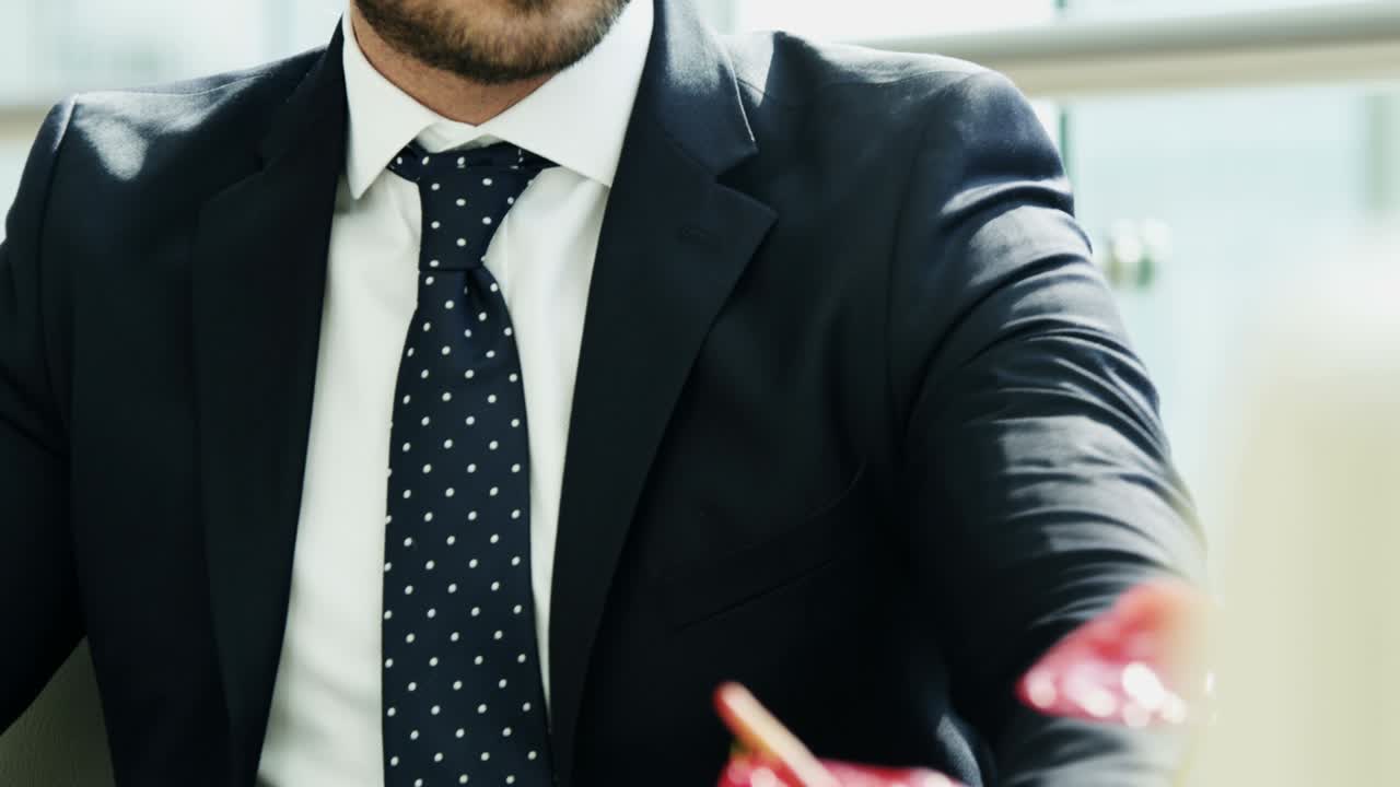 hombre de negocios de oriente medio que usa un teléfono inteligente inalámbrico