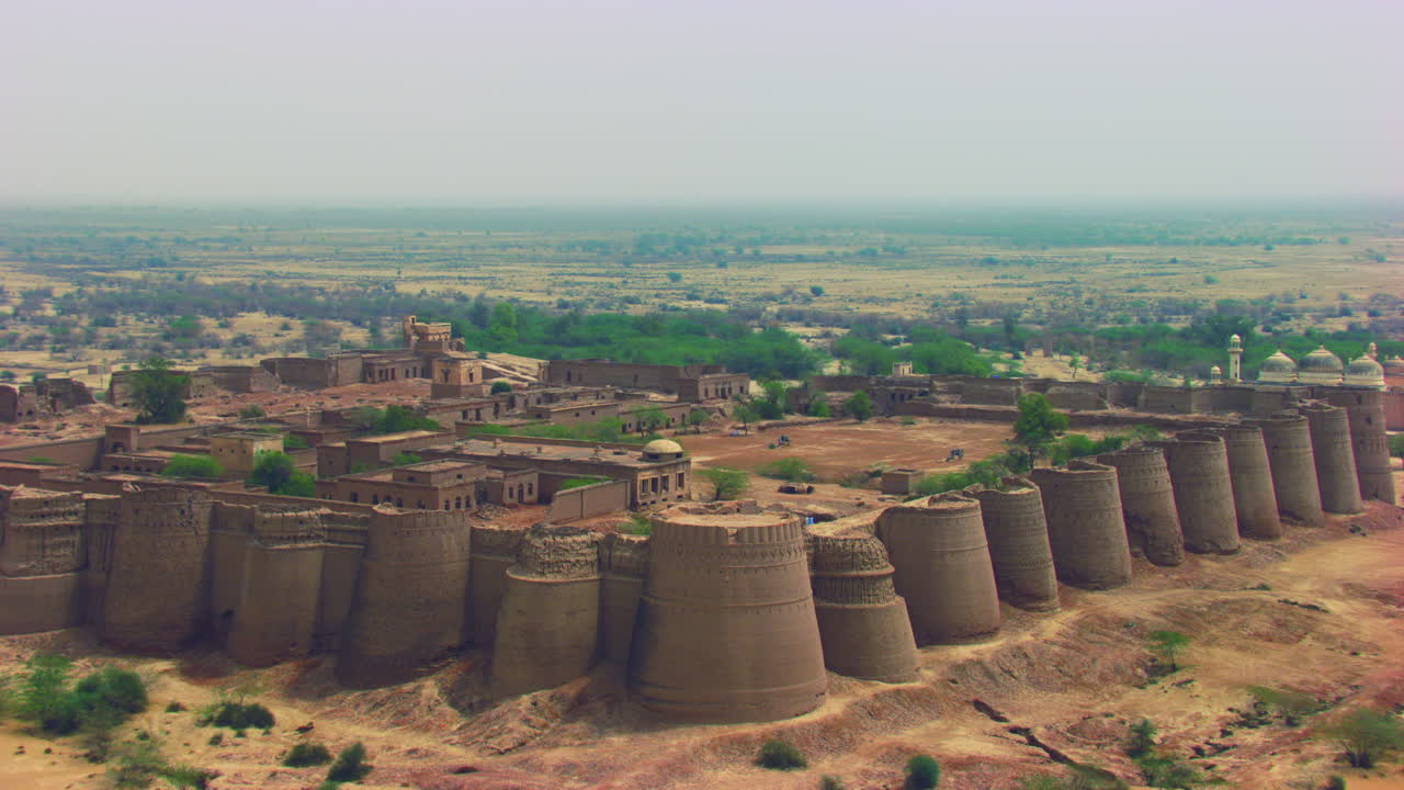 vuelo aéreo sobre el histórico fuerte derawar, enorme e impresionante estructura en el corazón del desierto de cholistan, ubicado al sur de la ciudad de bahawalpur, pakistán