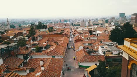 Vista-Por-Drones-De-Una-De-Las-Calles-Del-Centro-De-Bogotá,-Colombia.