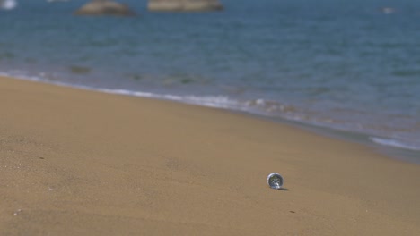 해변 위로 웨이브 세척 병