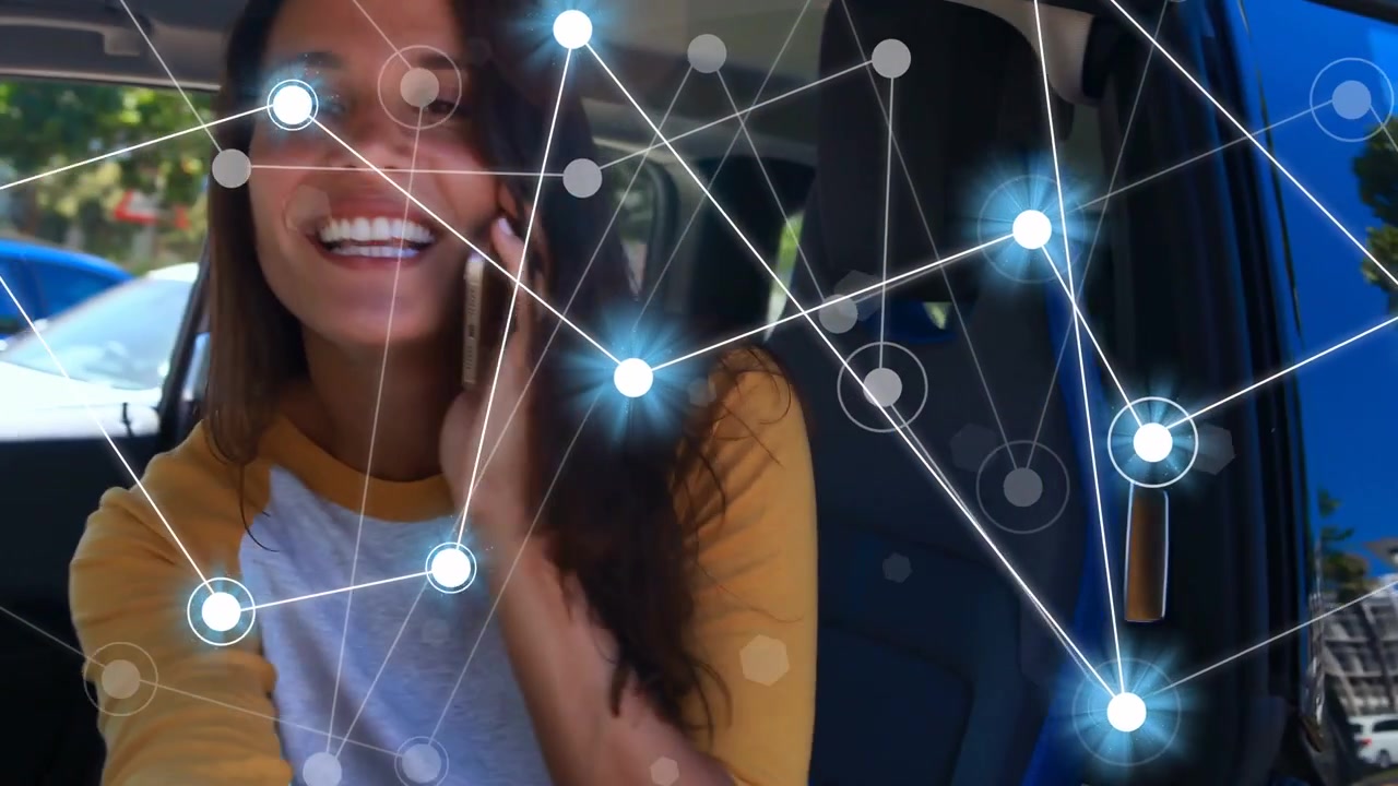 Donna al telefono che continua la chiamata mentre cammina verso l'auto, apre la porta, entra, con una rete tecnologica che appare