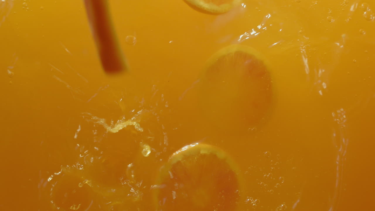 Succo d'arancia con fette di arancia