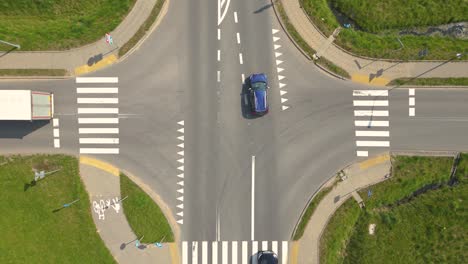 luftaufnahme von oben der autobahnkreuzung