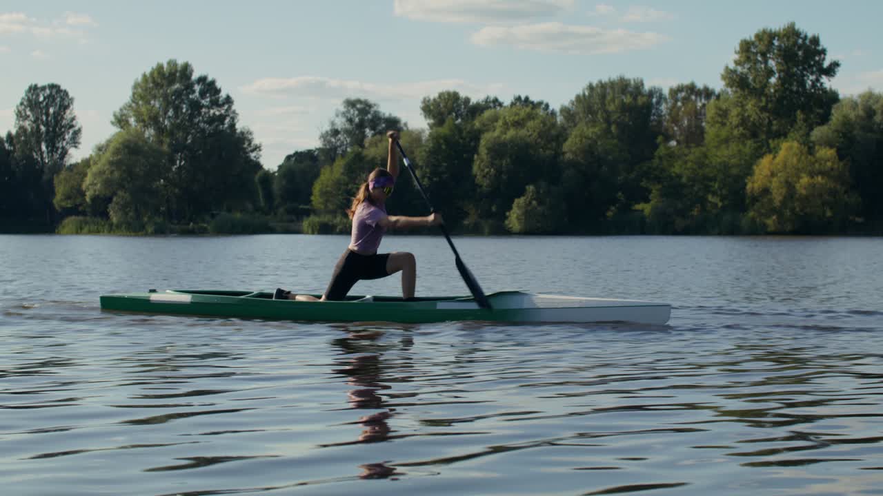 Donna in canoa su un lago