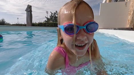 Mädchen-Spritzt-Spielerisch-Poolwasser