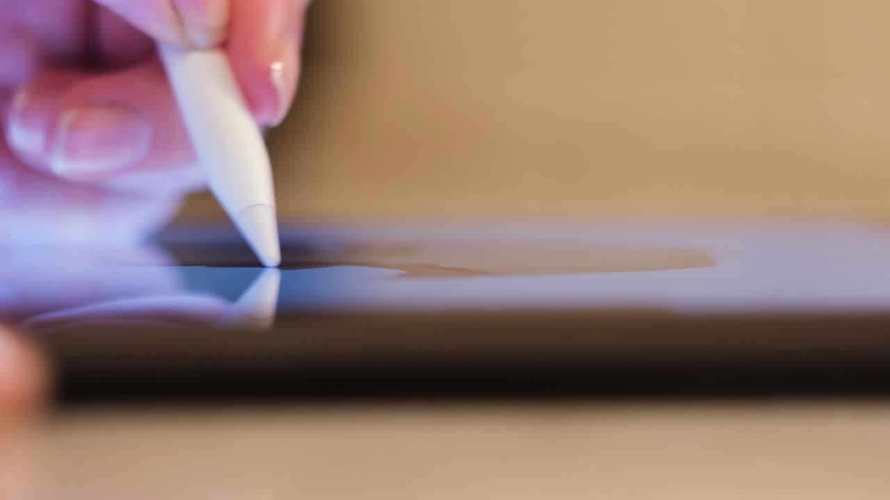 mano usando el lápiz en la tableta gráfica