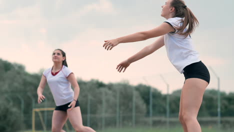 Mujeres-Compitiendo-En-Un-Torneo-Profesional-De-Voleibol-De-Playa.-Un-Defensor-Intenta-Detener-Un-Tiro-Durante-El-Voleibol-De-Playa-Profesional-Internacional-De-2-Mujeres.