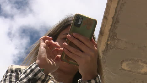 mujer usando teléfono inteligente al aire libre