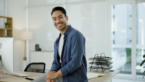 hombre sonriente en la oficina moderna