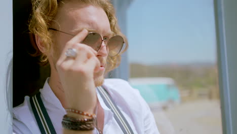 hombre elegante con gafas de sol