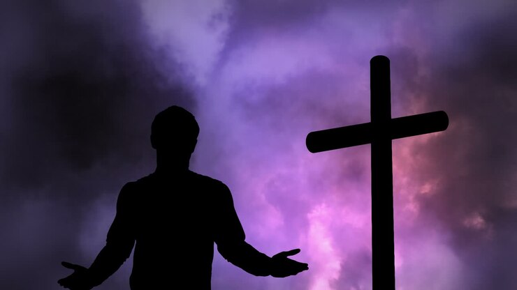 Animazione della silhouette di un uomo su nuvole e una croce