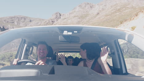 Blick-Von-Außen-Auf-Das-Fahrzeug,-Während-Die-Familie-Mit-Dem-Auto-Entlang-Der-Bergstraße-Zum-Urlaubsziel-Fährt