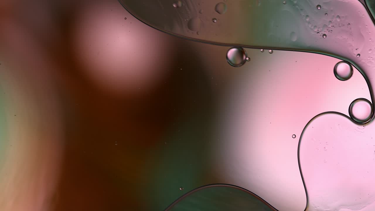 추상적인 다채로운 음식 기름 방울 거품과 구가 흐르고