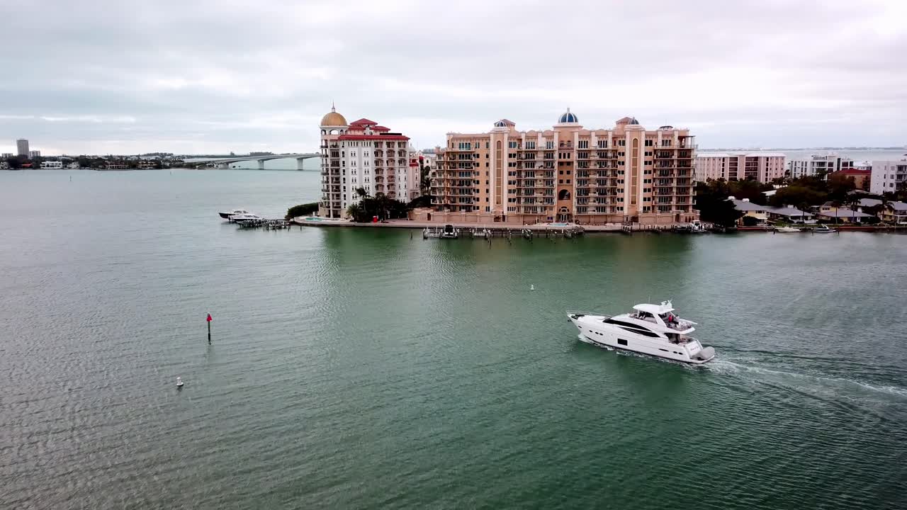 yate deja marina en sarasota florida