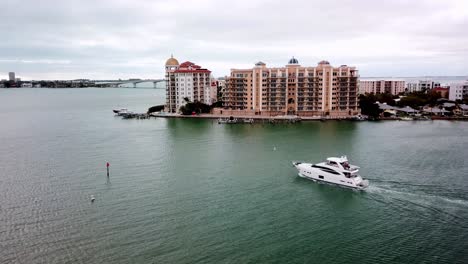 Yacht-Verlässt-Den-Yachthafen-In-Sarasota,-Florida