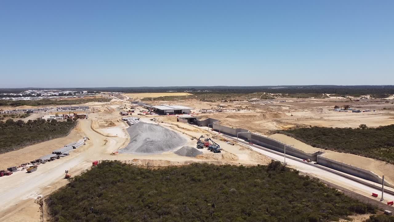 vista aérea ascendente de la construcción de la estación de tren de alkimos, perth