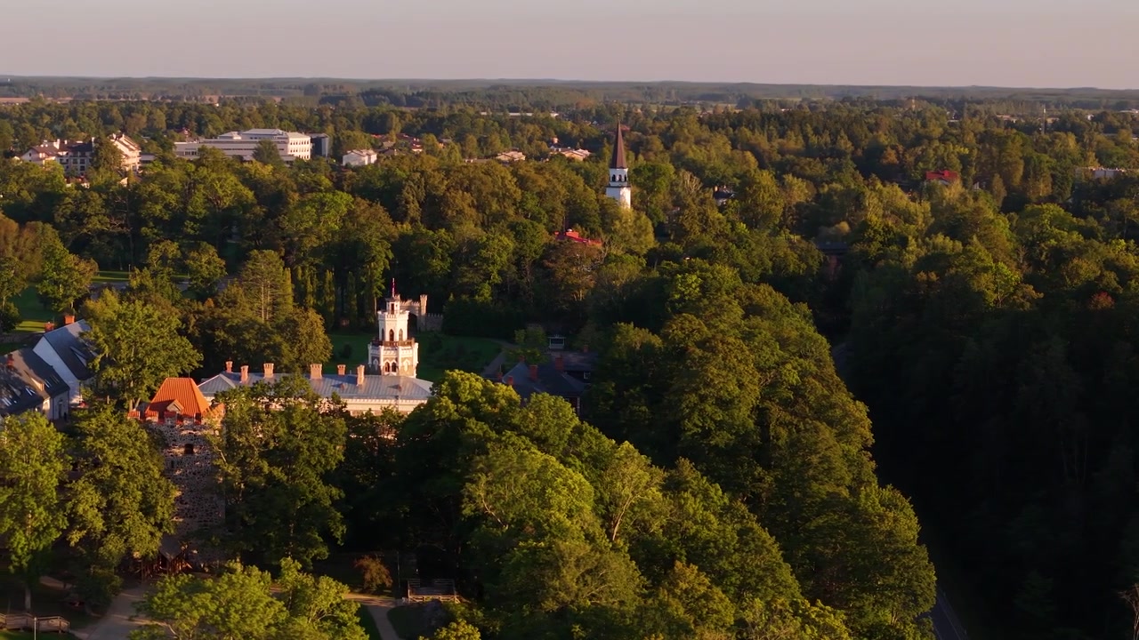 Viaggi e turismo a Sigulda, Lettonia; Panoramica aerea su edifici storici emblematici e attrazioni turistiche